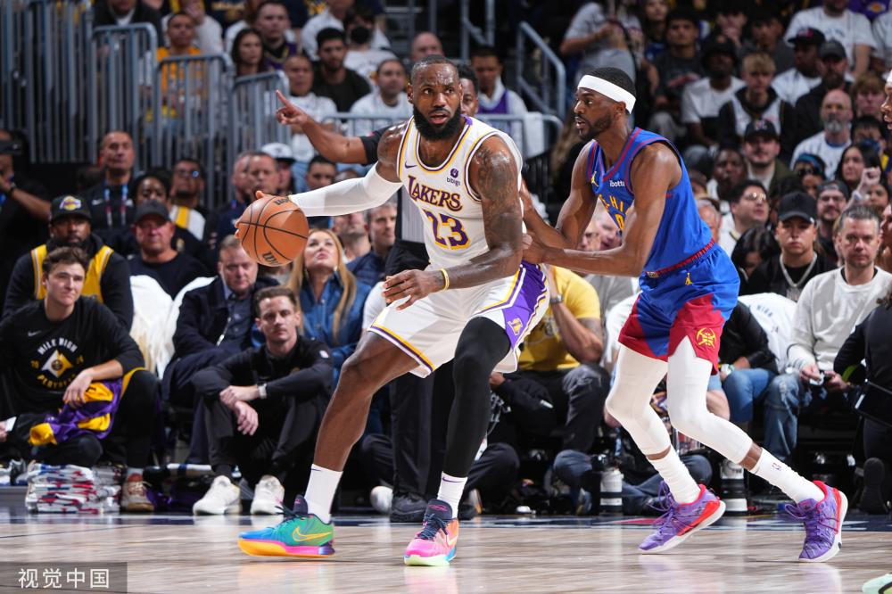 他在攻防两 他在攻防两